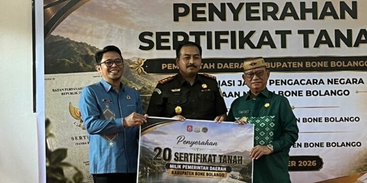 Rapat Koordinasi Percepatan Sertifikasi Aset Tanah yang dirangkaikan dengan penyerahan sertifikat di Kantor Pengacara Negara Kejaksaan Negeri Bone Bolango, Kamis,3 September 2026.