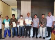 Manajemen BJA Group dan Kantor Pertanahan Pohuwato Serahkan Sertifikat Tanah Kepada warga penerima manfaat