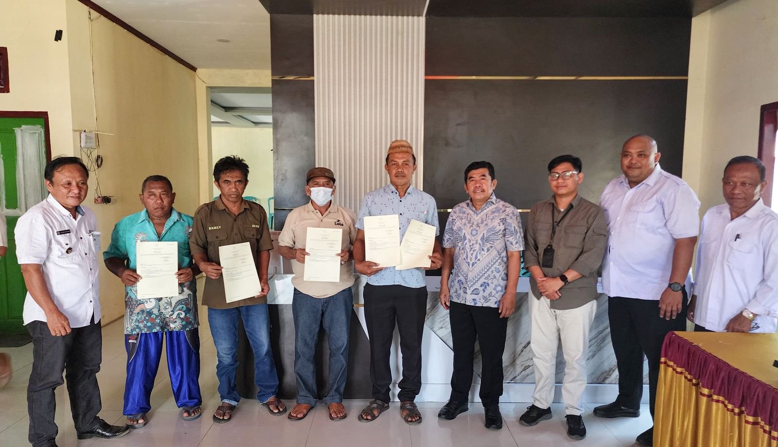 Manajemen BJA Group dan Kantor Pertanahan Pohuwato Serahkan Sertifikat Tanah Kepada warga penerima manfaat