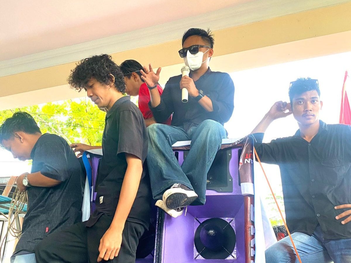 Wahyudin S. Dai (masker putih)