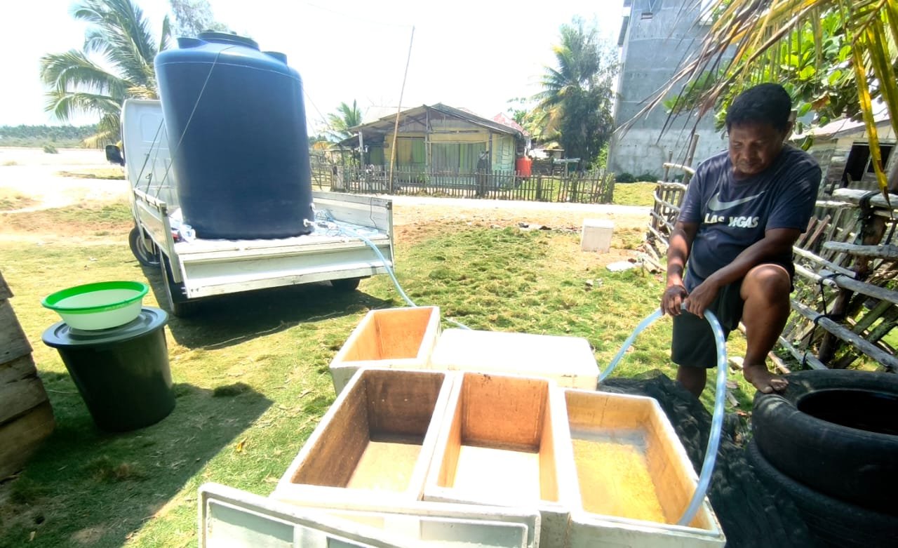 Pendistribusian Air Bersih Kepada Warga Terdampak Kemarau Panjang di Pohuwato oleh YR TIM