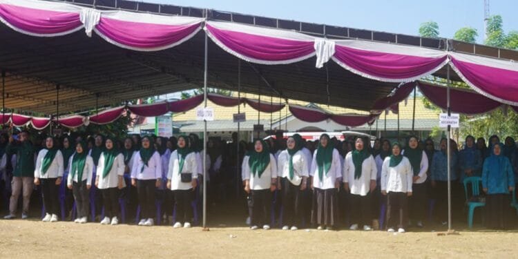 pelantikan Pengurus Dasawisma se-Kecamatan Bulango Selatan di Lapangan Kantor Camat Bulango Selatan, Selasa, 8 September 2026. (Sumber Diskominfo)