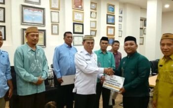 Sekretaris Daerah Bone Bolango, Iwan Mustapa, melepas 8 Peserta MTQ Asal Bone Bolango yang Mewakili Gorontalo di Jawa Tengah (Diskominfo)