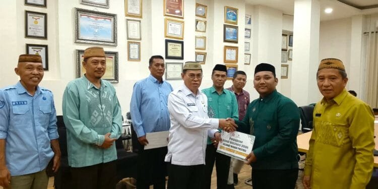 Sekretaris Daerah Bone Bolango, Iwan Mustapa, melepas 8 Peserta MTQ Asal Bone Bolango yang Mewakili Gorontalo di Jawa Tengah (Diskominfo)