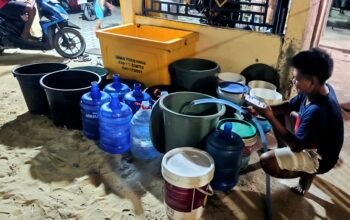 Hingga Larut Malam, YR TIM Tetap Distribusikan Air Bersih Kepada Warga Terdampak Kemarau Panjang di Pohuwato