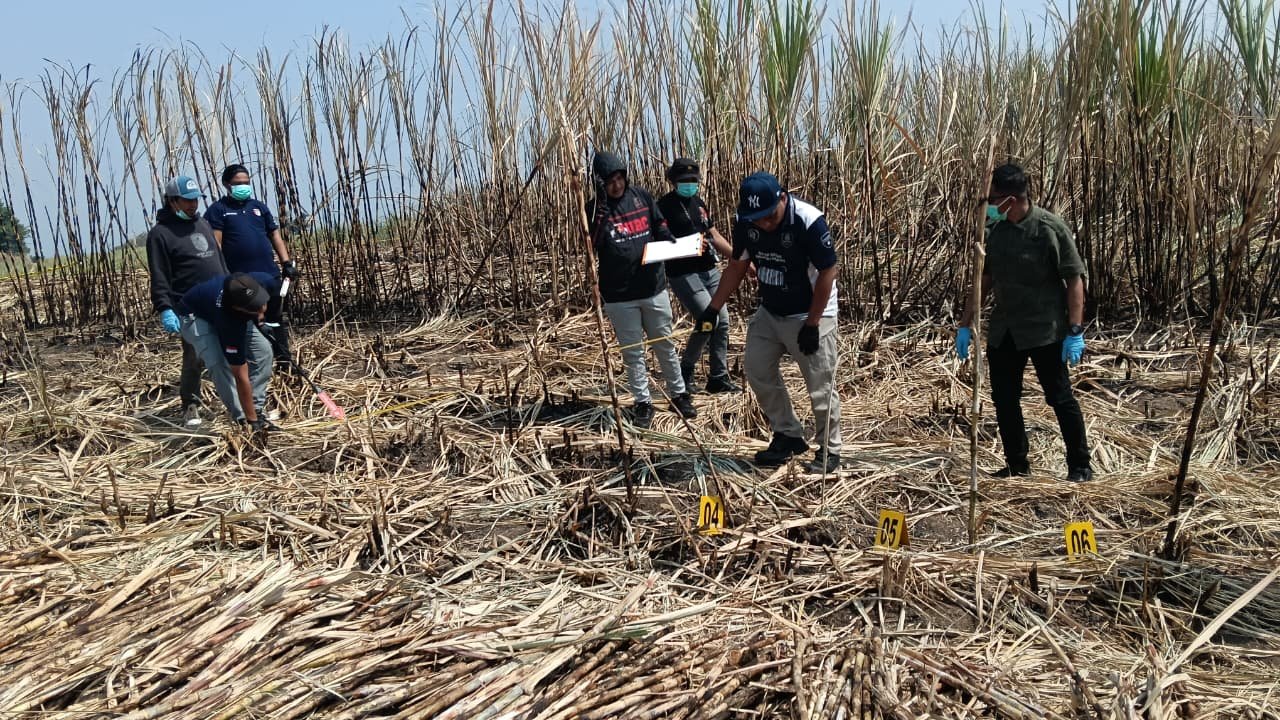Pihak Kepolisian Melakukan Penyidikan di Lokasi ditemukannya kerangka manusia tanpa identitas di Kabupaten Boalemo (Foto : Polres Boalemo)