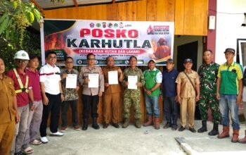 Foto Bersama Camat Taluditi, Kapolsek Taluditi, Danramil Marisa-Taluditi, PT. LIL, BSG, Koperasi Sawit Taluditi Sukses, dan pemerintah Desa pada Posko Karhutla di Polsek Taluditi