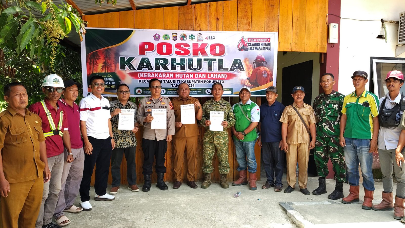 Foto Bersama Camat Taluditi, Kapolsek Taluditi, Danramil Marisa-Taluditi, PT. LIL, BSG, Koperasi Sawit Taluditi Sukses, dan pemerintah Desa pada Posko Karhutla di Polsek Taluditi