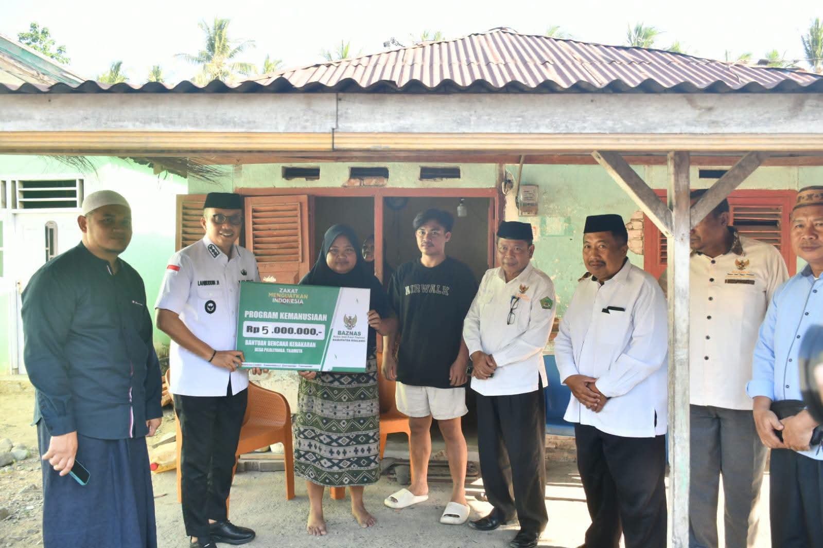 Ringankan Beban Warga, Pemkab Boalemo dan Baznas Bantu Korban Kebakaran Piloliyanga.(Foto Istimewa)