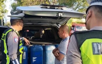 Gelagat Mencurigakan, Mobil Pelat Palsu Muat 22 Jeriken Solar Ditilang