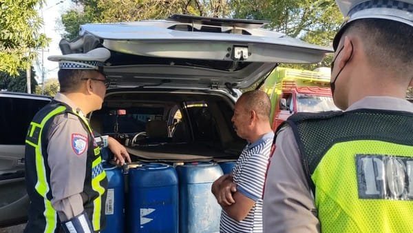 Kedapatan Bawa Puluhan Jeriken, Mobil Modifikasi Pelansir Solar Ditilang.(Foto Istimewa)
