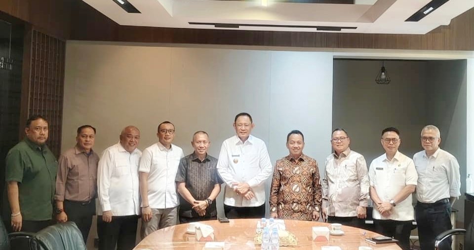 Asisten III Bidang Administrasi dan Keuangan Ichsan Budiman Wantogia bersama Tenaga Ahli Bupati Muh. Zamroni Mile menghadiri Audiensi Pemerintah Provinsi Gorontalo bersama Dirjen Minerba Kementerian Energi dan Sumber Daya Mineral.(Foto Istimewa)