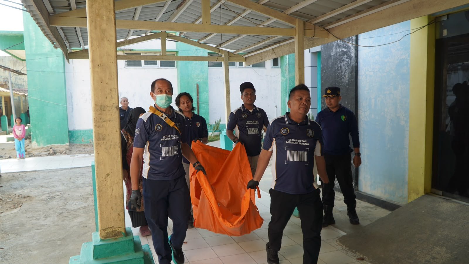 Polisi Bergerak Cepat, Kerangka Manusia di Bongo Tua Boalemo Dievakuasi ke RS Bhayangkara untuk Autopsi.(Foto: Humas Polda Gorontalo)