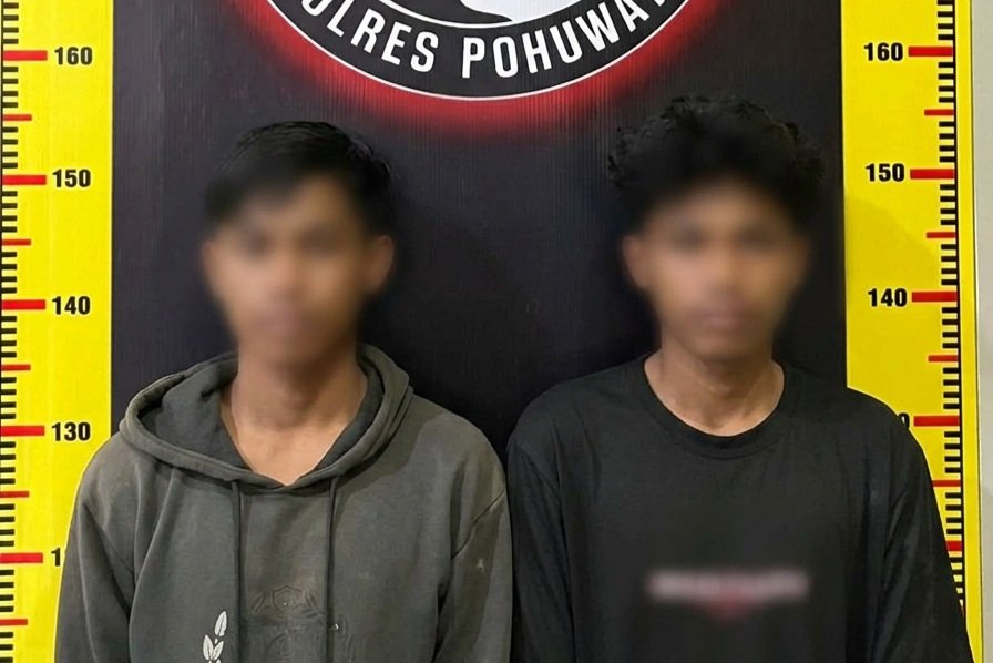 Dua Pria yang Diamankan Satresnarkoba Polres Pohuwato terkait Narkoba