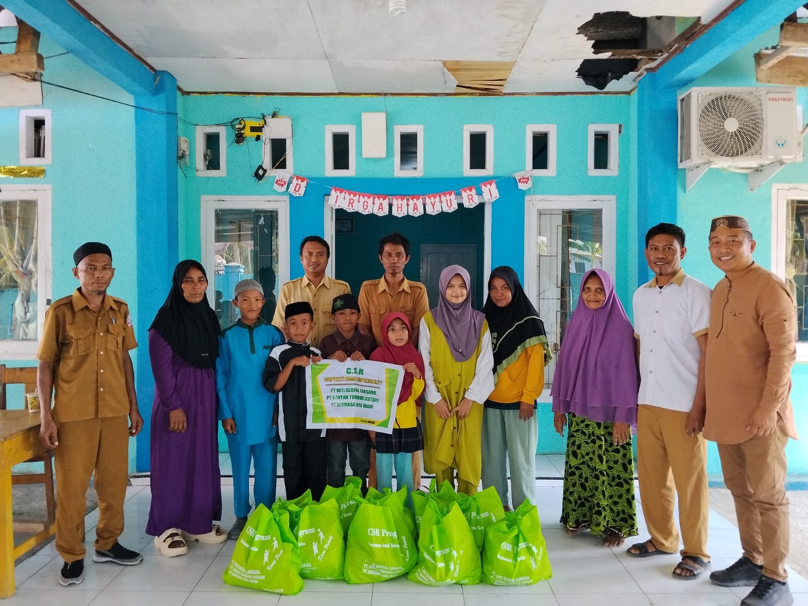 PT. Biomasa Group Salurkan santunan kepada warga di desa binaan