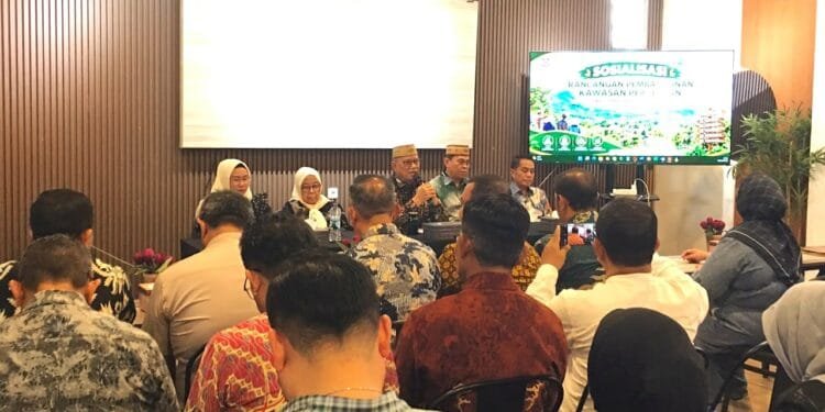 Bupati Bone Bolango Ismet Mile membuka Sosialisasi Rencana Pembangunan Kawasan Perdesaan, di Naffil Cafe dan Resto, Jumat, 2 Oktober 2026. (Foto Diskominfo)