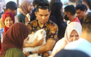 Masyarakat Antusias melakukan pemeriksaan rabies dan pemeriksaan kesehatan gratis dalam rangka peringatan hari karantina yang digelar di Kawasan Danau Perintis, Bone Bolango, Jumat, 2 Oktober 2026. (Foto Diskominfo)