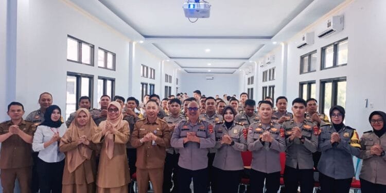 sosialisasi sekaligus aktivasi IKD bagi seluruh personel Bhabinkamtibmas Polres Bone Bolango di Aula Polres Bone Bolango, Senin, 5 Oktober 2026.