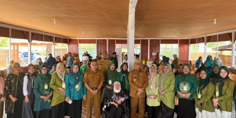 Bimbingan Teknis Peningkatan Pengetahuan dan Keterampilan Perempuan dalam Pengelolaan UMKM Menuju Kemandirian yang dilaksanakan PKK Kecamatan Botupingge di Villa Pasir Panjang, Kecamatan Kabila Bone, Selasa, 6 Oktober 2026. (Foto Diskominfo Bone Bolango)
