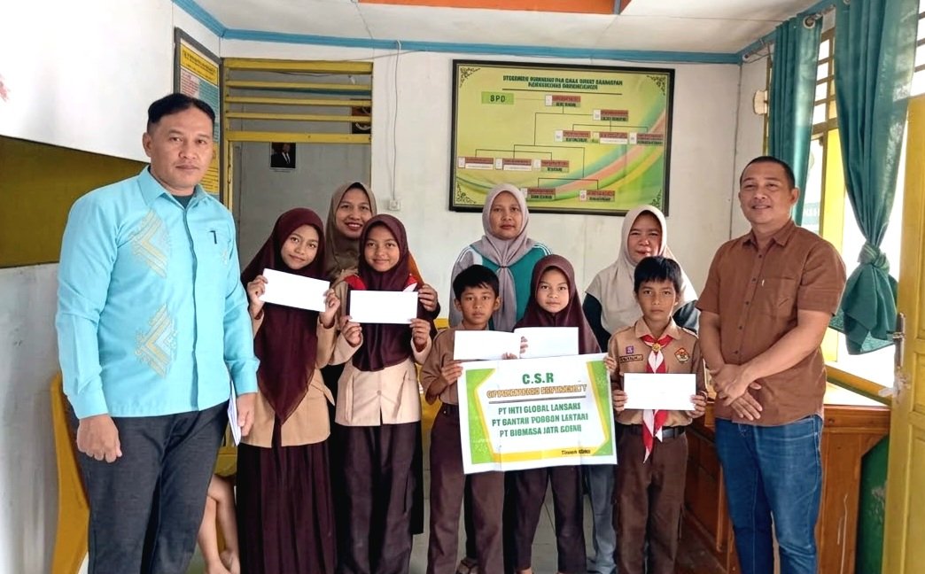 PT BJA Group Salurkan Beasiswa Kepada Siswa di 15 Desa Binaan ( Foto : Humas BJA Group)