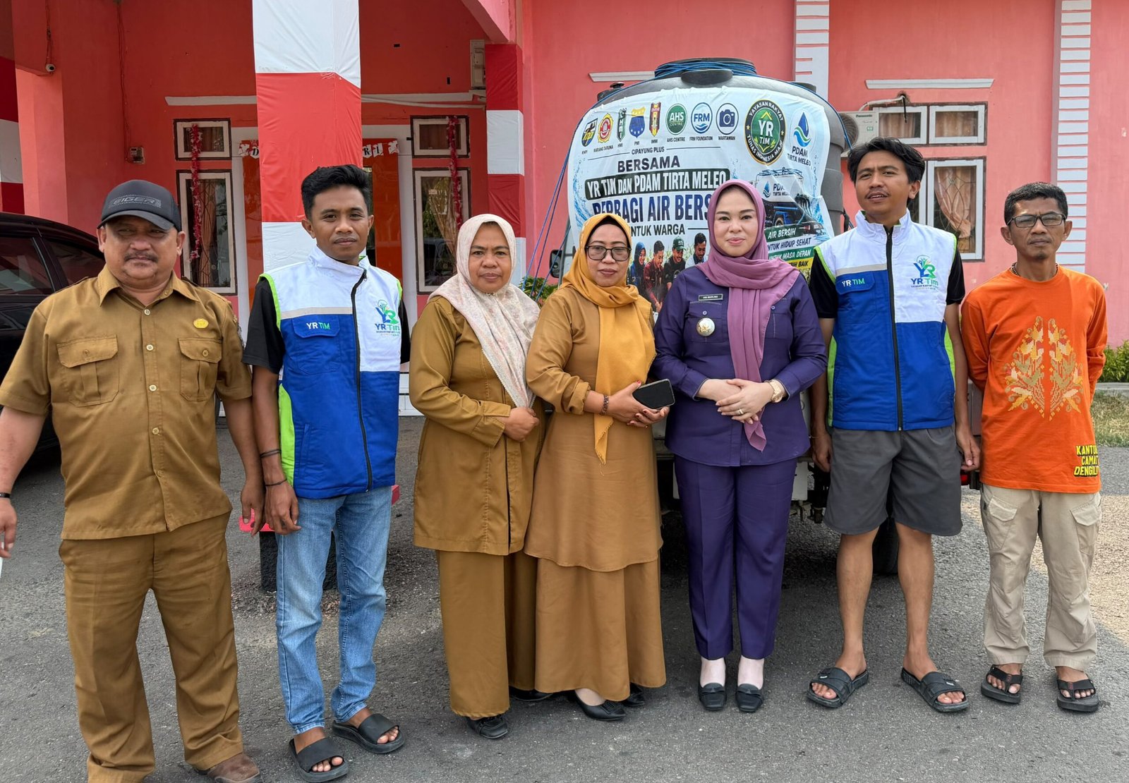 YR TIM dan Pemerintah Kecamatan Dengilo Distribusi Air bersih kepada warga