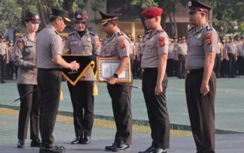 Kapolda Gorontalo Beri Penghargaan Kepada Kapolres dan Personel Polres Pohuwato (Foto Humas)