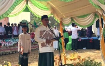 Sekretaris Daerah (Sekda) Kabupaten Bone Bolango, Iwan Mustapa, saat menghadiri Peringatan Hari Santri Nasional 2026 di Pondok Pesantren Khairul Hikmah, Desa Longalo, Kecamatan Bulango Utara, Kamis, 22 Oktober 2026. (Foto : Diskominfo)