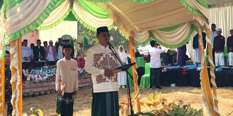 Sekretaris Daerah (Sekda) Kabupaten Bone Bolango, Iwan Mustapa, saat menghadiri Peringatan Hari Santri Nasional 2026 di Pondok Pesantren Khairul Hikmah, Desa Longalo, Kecamatan Bulango Utara, Kamis, 22 Oktober 2026. (Foto : Diskominfo)