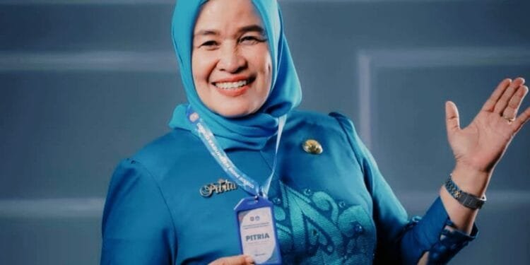 Kepala SMP Negeri 1 Kabila, Pitria Deu (Foto Diskominfo)
