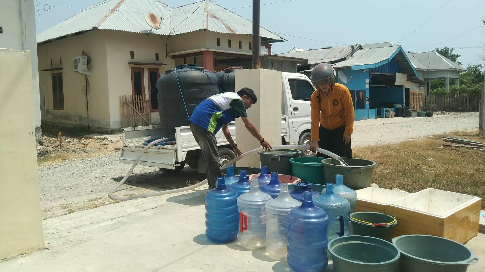 YR TIM Salurkan Air Bersih Kepada Warga Terdampak Kemarau