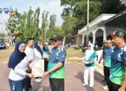 Bupati Boalemo, Rum Pagau Saat Menyerahkan SK PPPK Paruh Waktu.(Foto Prokopim Boalemo)
