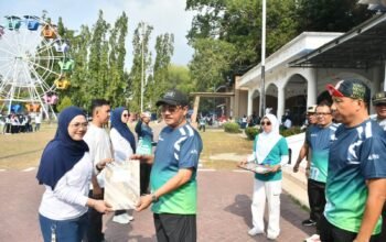 Bupati Boalemo, Rum Pagau Saat Menyerahkan SK PPPK Paruh Waktu.(Foto Prokopim Boalemo)