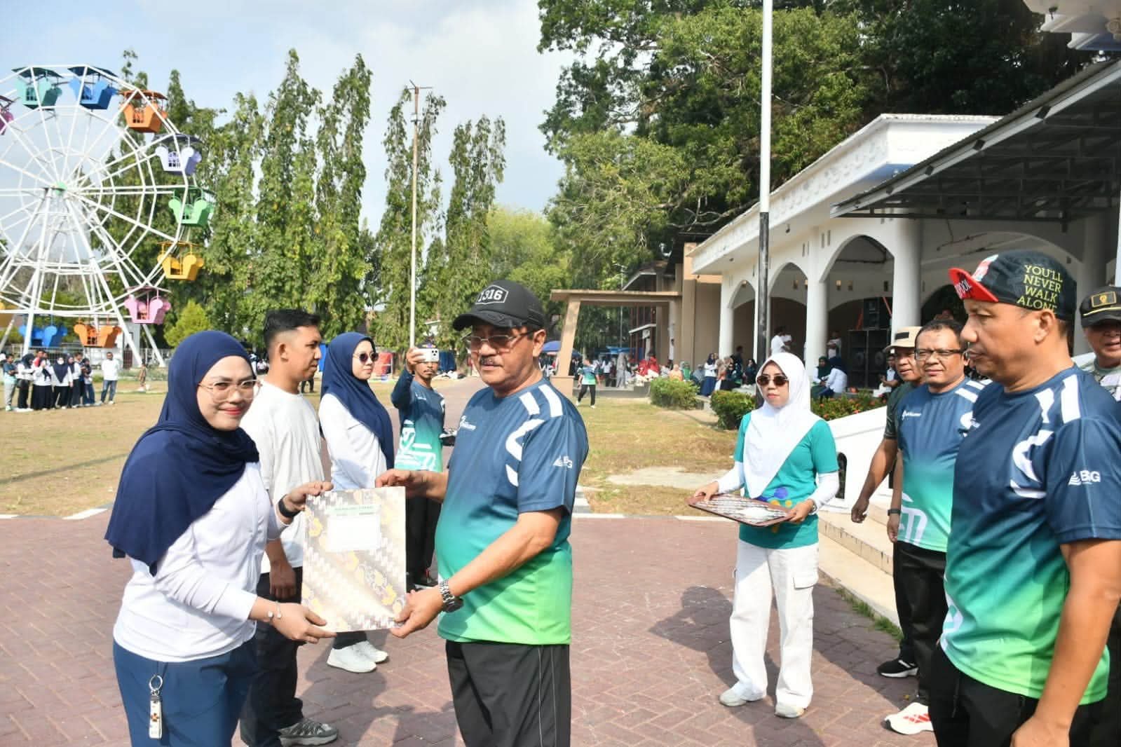 Bupati Boalemo, Rum Pagau Saat Menyerahkan SK PPPK Paruh Waktu.(Foto Prokopim Boalemo)
