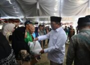 Rum Pagau dan Lahmuddin Serahkan Bantuan Zakat ASN untuk 1.000 Dhuafa Boalemo.(Foto: Arif)
