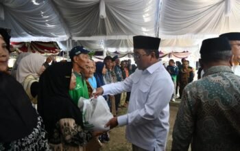 Rum Pagau dan Lahmuddin Serahkan Bantuan Zakat ASN untuk 1.000 Dhuafa Boalemo.(Foto: Arif)