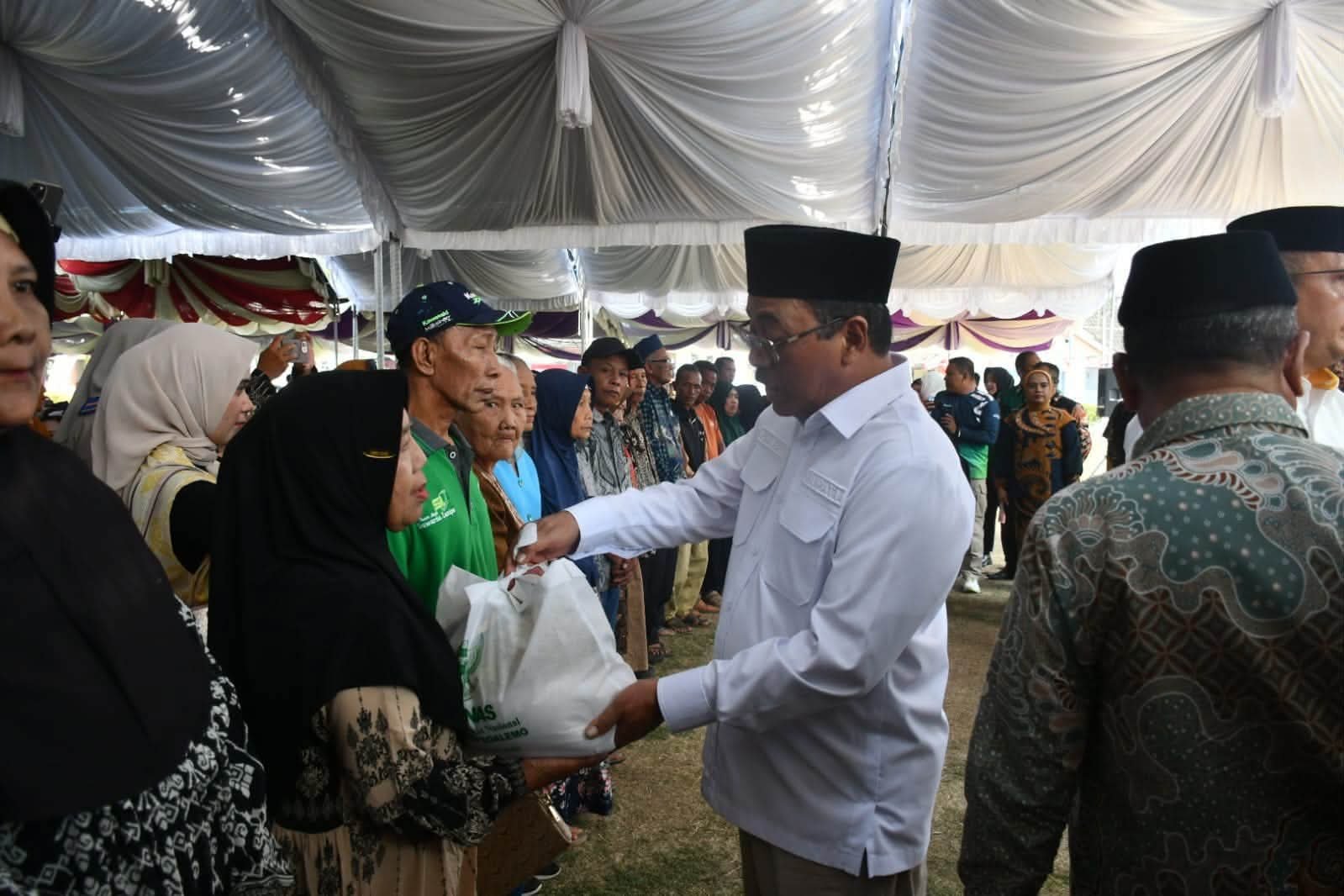Rum Pagau dan Lahmuddin Serahkan Bantuan Zakat ASN untuk 1.000 Dhuafa Boalemo.(Foto: Arif)