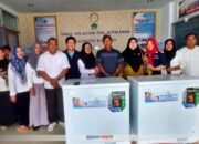 Anggota DPRD Kabupaten Boalemo, Silfana Saidi Serahkan Bantuan Freezer untuk Pengusaha Ikan Boalemo.(Foto Istimewa)
