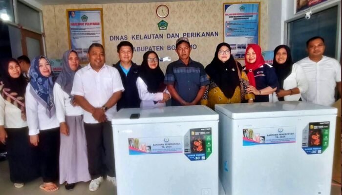 Jaga Kualitas Ikan Lokal, Silfana Saidi Salurkan Bantuan Freezer