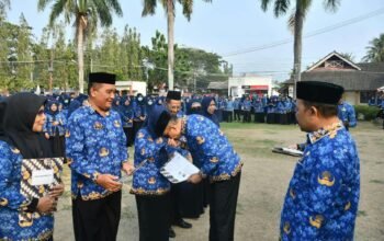 Wabup Boalemo Lepas ASN Purna Tugas Saat Apel Korpri. (Foto: Arif)