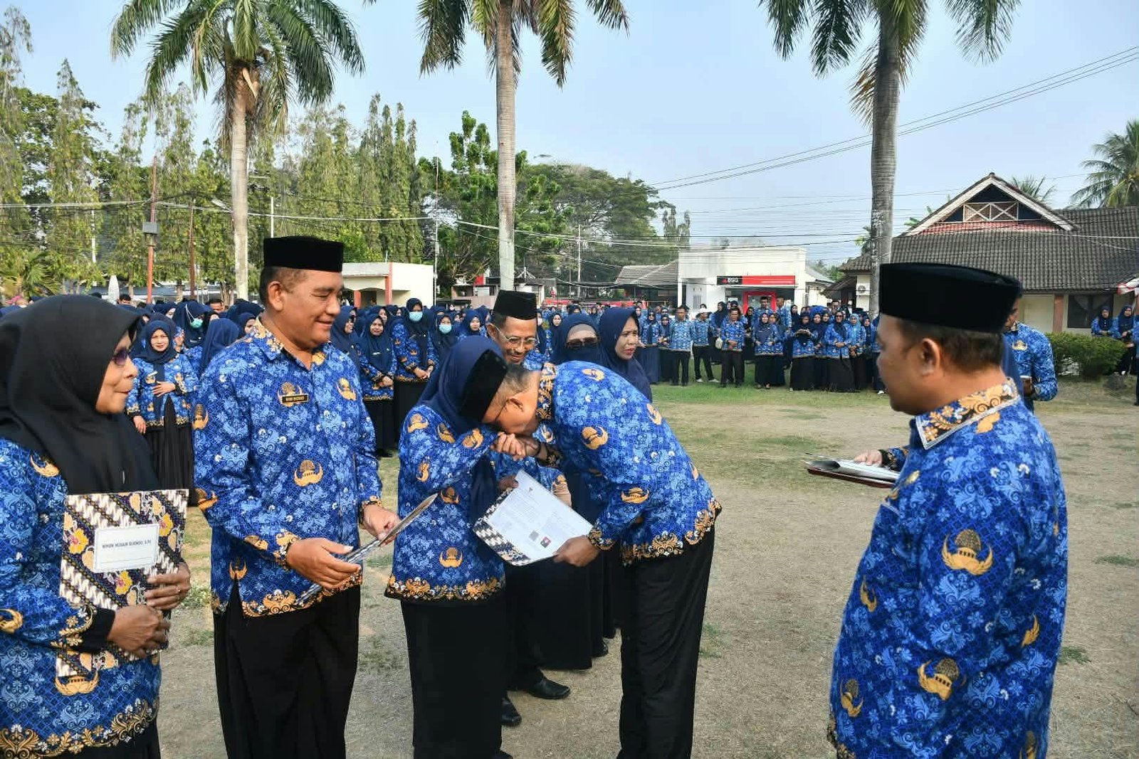 Wabup Boalemo Lepas ASN Purna Tugas Saat Apel Korpri. (Foto: Arif)