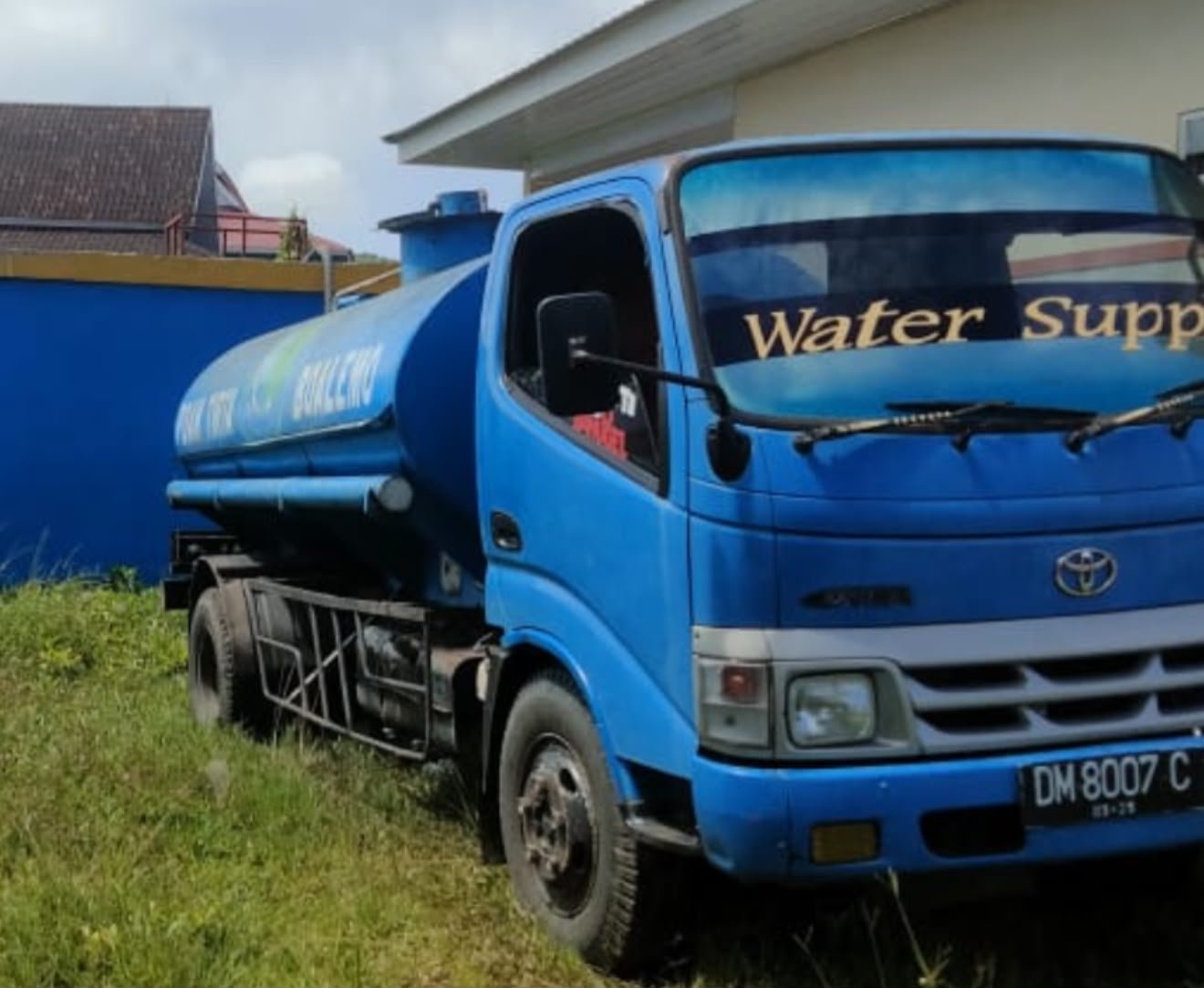 Ketika Nasib Beribu Warga Boalemo Digantungkan pada Mobil Tangki Renta.
